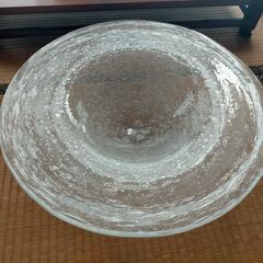 ガラス製大皿２つ(直径60cmと45cm）と木製の台の画像