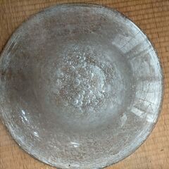 ガラス製大皿２つ(直径60cmと45cm）と木製の台の画像