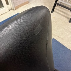 M2511-311 キャスター付き ダイニングチェア レザー風 ブラック 回転式 キズ汚れ有りの画像