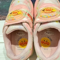アンパンマンのスニーカーとミッフィーのレインブーツ
の画像