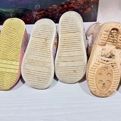 アンパンマンのスニーカーとミッフィーのレインブーツ
の画像