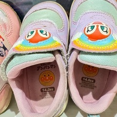 アンパンマンのスニーカーとミッフィーのレインブーツ
の画像