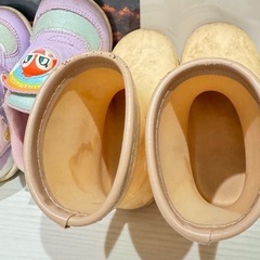 アンパンマンのスニーカーとミッフィーのレインブーツ
の画像