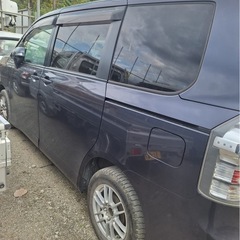 ヴォクシー紺色の画像