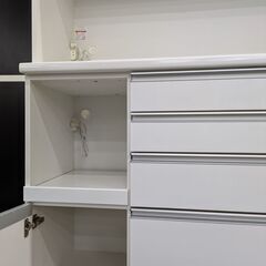 【鏡面仕上げ】キッチンボード 松田家具 ダイニングボード レンジボード 食器棚 カップボード スライド扉 2ヵ所ソフトクロース モイス加工付き 高さ205cm 幅117cm：ホワイトの画像