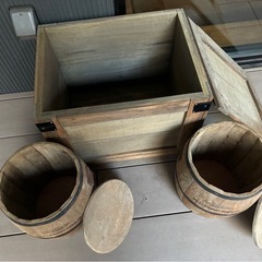 木製テーブルと樽型イス2脚の画像