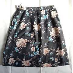 LUIEZ ルイーズ 黒ストライプ×花柄 Aラインスカート 膝丈 サイズMの画像