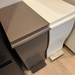 [値下げ]蓋付きペダル付きゴミ箱の画像