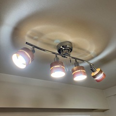 リビングオシャレな4連ライトの画像