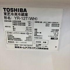 K2511-304 TOSHIBA 2ドア冷蔵庫 YR-12T 2009年製 ホワイト 動作確認済み キズ汚れ有りの画像