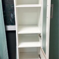 白のスリム収納棚（W30 × H178 × D40）の画像