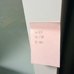 白のスリム収納棚（W30 × H178 × D40）の画像