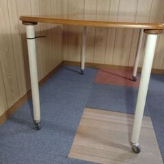 観音寺 コロ付き 移動可能 木目テーブル 集積材 元はPCテーブル？ の画像