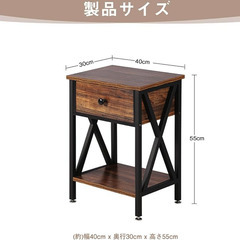 お洒落でちょうど良い木目調のサイドテーブルの画像