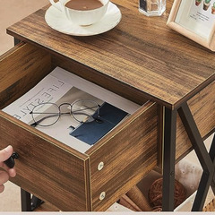 お洒落でちょうど良い木目調のサイドテーブルの画像