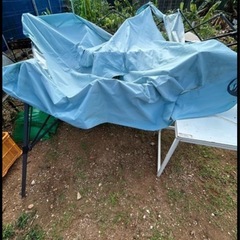 2000円、ワンタッチテント、タープテント（２ｍｘ２ｍ）、補修必要。バーベキュー、テント・タープ・キャンプ・日よけ・釣り・家庭菜園などの画像