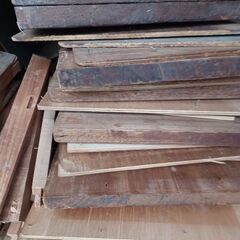台をばらした廃材、、、薪にいかがですか？の画像