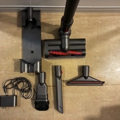 【dyson】v7 slim (本体/充電器/固定スタンド/アタッチメント) の画像
