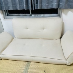 二人掛け折りたたみ式のソファの画像