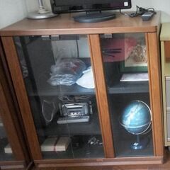 木製ガラス扉キャビネット & 地球儀の画像