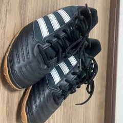  adidas salaフットサルシューズの画像