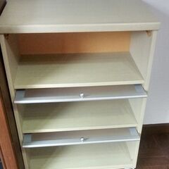 キャスター付きクリーム色３段収納棚の画像