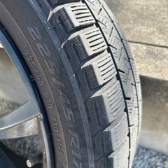 ホイール付きスタッドレスタイヤの画像