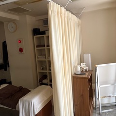 カーテンレール と カーテン セット サロン用の画像