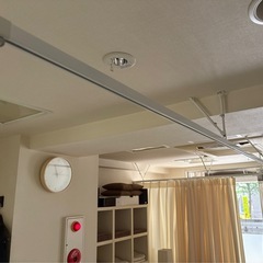 カーテンレール と カーテン セット サロン用の画像