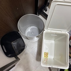 【非対面もOK】無料 0円  ゴミ箱3つの画像