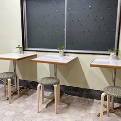 カフェテーブルの画像