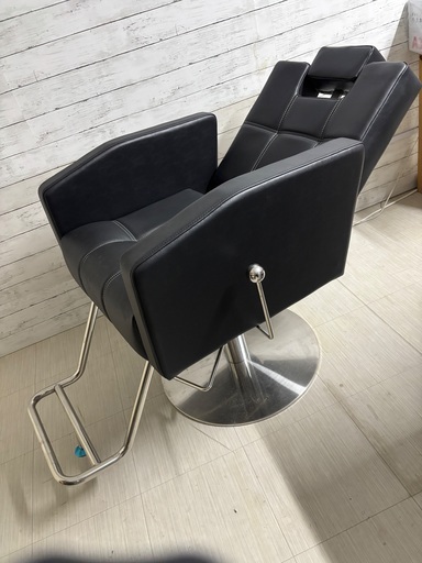 ヘッドスパチェア・美容室　リクライニングできます。新品同様