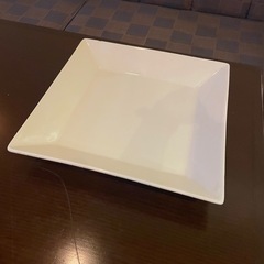 白い大皿の画像