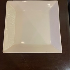 白い大皿の画像