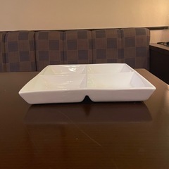 白い仕切りのある大皿の画像