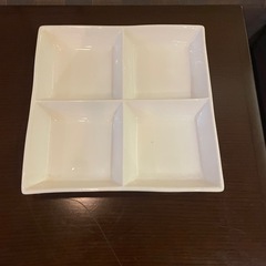 白い仕切りのある大皿の画像