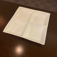 白い仕切りのある大皿の画像
