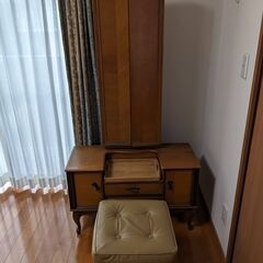 シングルベッド、ラタンのチェスト、鏡台、スツール、衣装ケース、32インチ液晶テレビ、テレビ台の画像