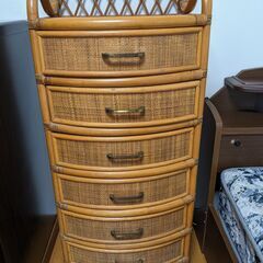 シングルベッド、ラタンのチェスト、鏡台、スツール、衣装ケース、32インチ液晶テレビ、テレビ台の画像