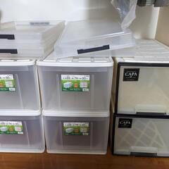 シングルベッド、ラタンのチェスト、鏡台、スツール、衣装ケース、32インチ液晶テレビ、テレビ台の画像