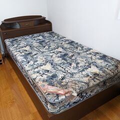 シングルベッド、ラタンのチェスト、鏡台、スツール、衣装ケース、32インチ液晶テレビ、テレビ台の画像