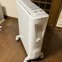極美品　2024年　DeLonghi オイルヒーター RHJ75V0915-GYの画像