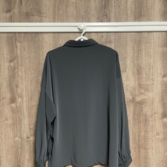 チャコールグレー　シャツの画像