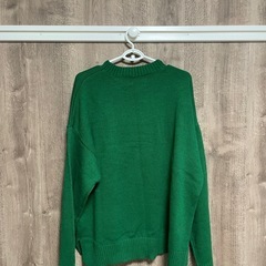 グリーン　ニットの画像