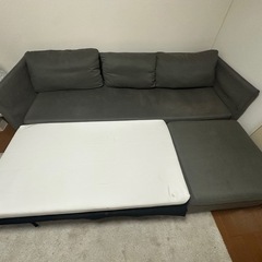 ダブルベッドになるソファの画像