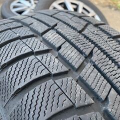 エスティマやミニバン・レクサス・SUVなんでも使えます‼️スタッドレス 215/60R17 東北東北6県無料配送対応‼️爆安‼️最終値下げ‼️④超超超バリ溝❗ 国産トーヨータイヤ‼️ アルミ付き 国産 タイヤ !!　スタッドレスの画像
