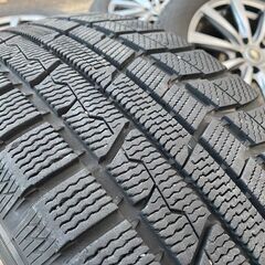 エスティマやミニバン・レクサス・SUVなんでも使えます‼️スタッドレス 215/60R17 東北東北6県無料配送対応‼️爆安‼️最終値下げ‼️④超超超バリ溝❗ 国産トーヨータイヤ‼️ アルミ付き 国産 タイヤ !!　スタッドレスの画像