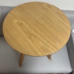 丸いテーブルの画像