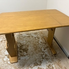 木製ダイニングテーブルの画像