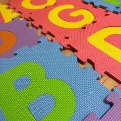 🧩 アルファベット柄 ジョイントマット 32×32（凹みあり 4枚あり）の画像